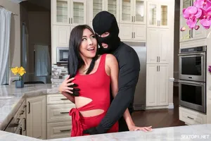 Đụ tung lồn em gái bên bếp lửa hồng