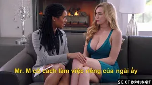 Người phụ nữ trẻ đẩy bbbb đẩy