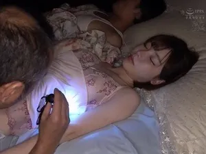 Cô nàng cạnh nhà cô đơn tìm đến tôi như một người bồ qua đường