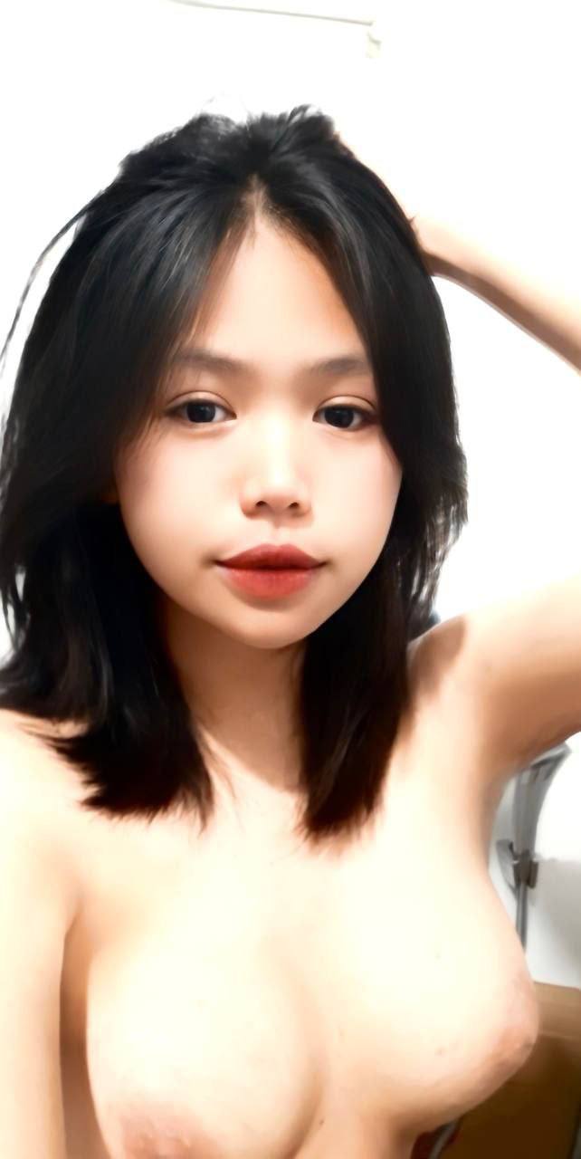 Tình cờ thấy má của bạn thân trên ứng dụng tìm phi công trẻ
