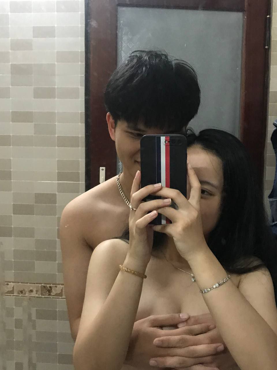 Em trai bí mật dí vợ mới cưới của anh trai ngay cả khi anh trai bên cạnh