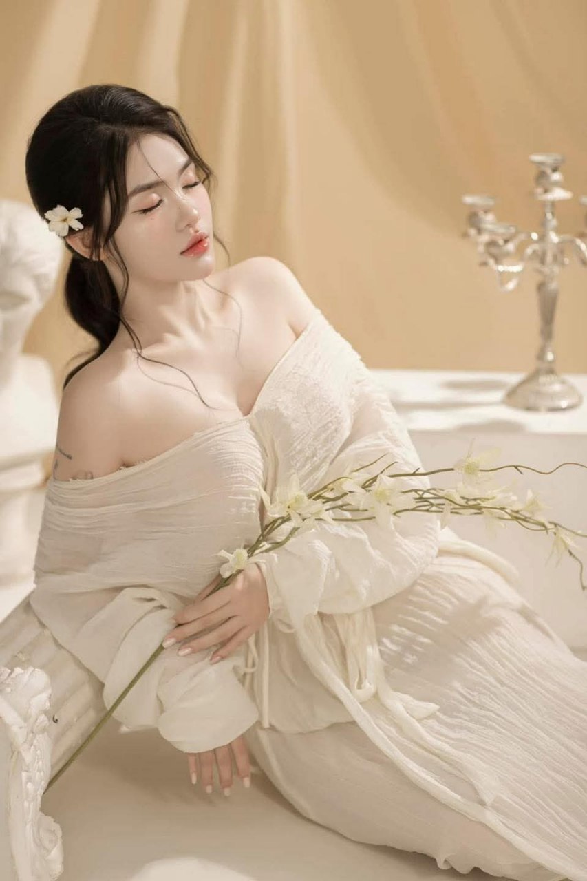 Ép con gái uống say rồi hãm hiếp địt cực mạnh
